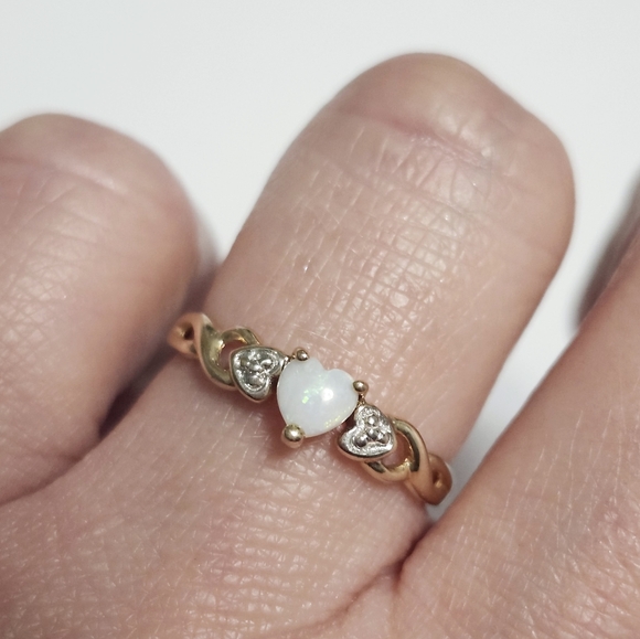 10K Gold Opal Heart ❤️ Ring size 7 - Picture 1 of 11
